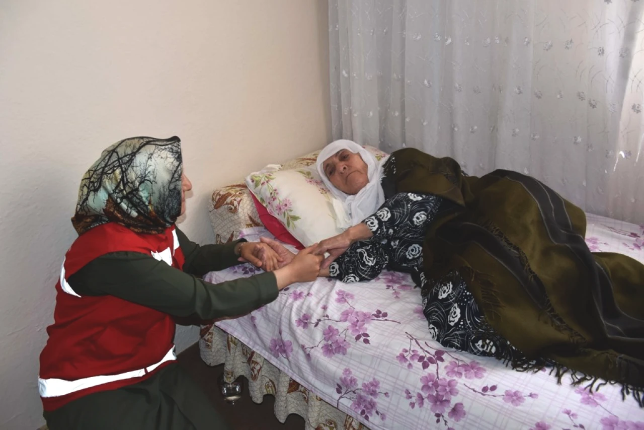 Evde Bakım Maaşı Hesaplara Yatıyor! 490 Bin Kişiye 7,7 Milyar TL Ödeme